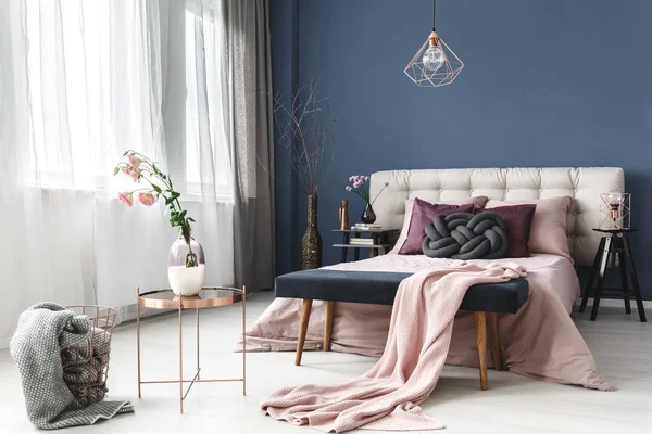 Vazodaki çiçekler masada.