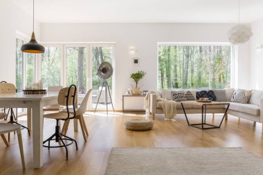 Beyaz siyah plaka üzerinde mumlar