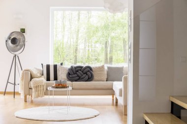 Kanepe seti yakınındaki şık lamba