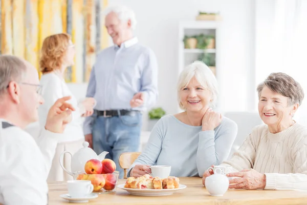 Seniorzy w domu opieki — Zdjęcie stockowe