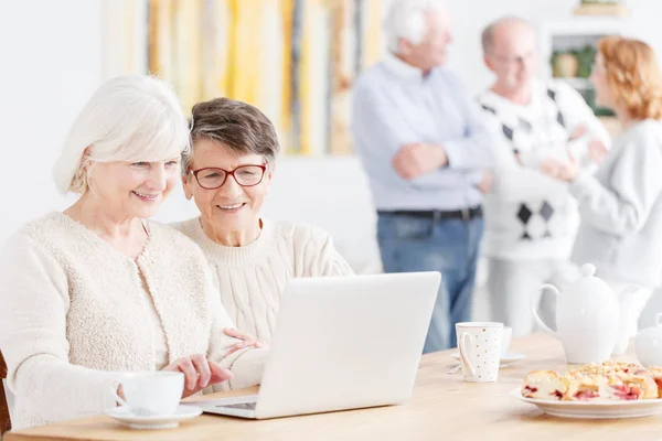 Feliz señoras mayores utilizando la tecnología —  Fotos de Stock