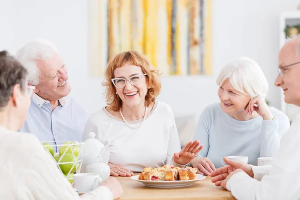 Mutlu yaşlılar kafede sohbet — Stok fotoğraf
