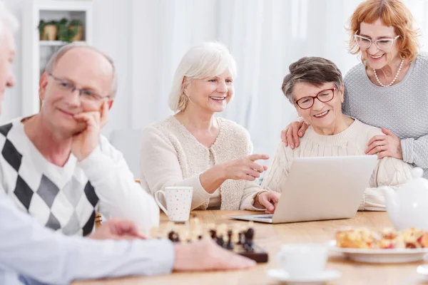 Glada seniorer i äldreboende — Stockfoto