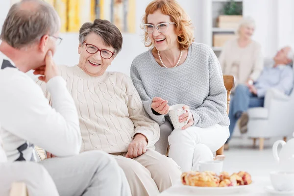 Seniorer njuter av varandras sällskap — Stockfoto