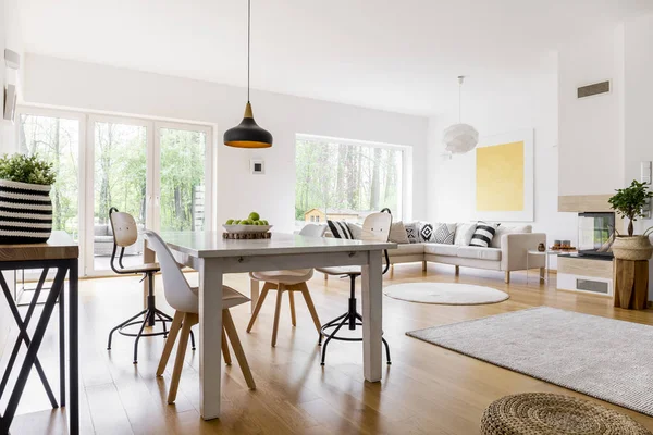 Oturma odasında desenli halı