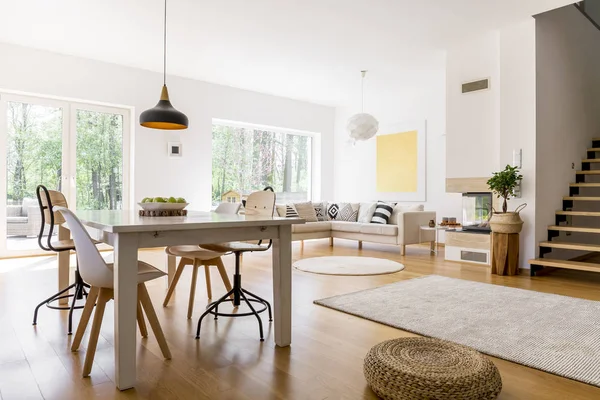 Siyah lamba tablosunun yukarısındaki tasarlanmış