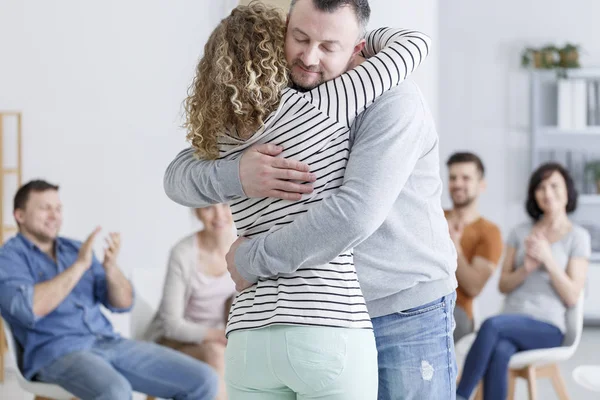 Homem e mulher abraçando — Fotografia de Stock