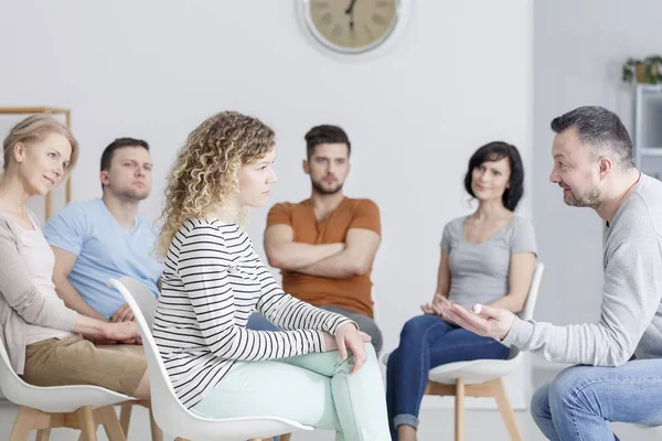 Genç kadınla konuşan Koç