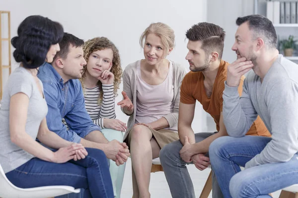 Pessoas discutindo em grupo — Fotografia de Stock