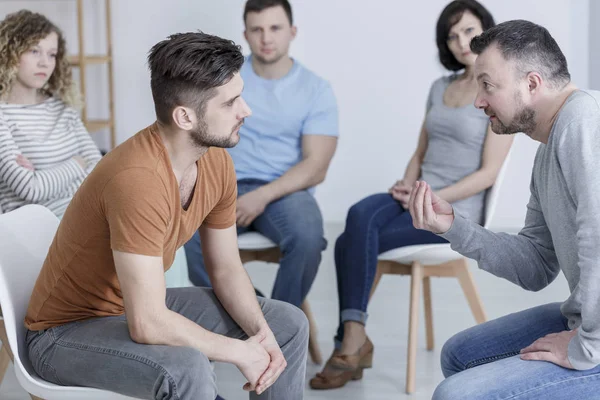 Psychologist talking to young man — Stock Photo, Image