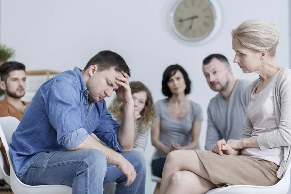 Endişeli adam holding başkanı