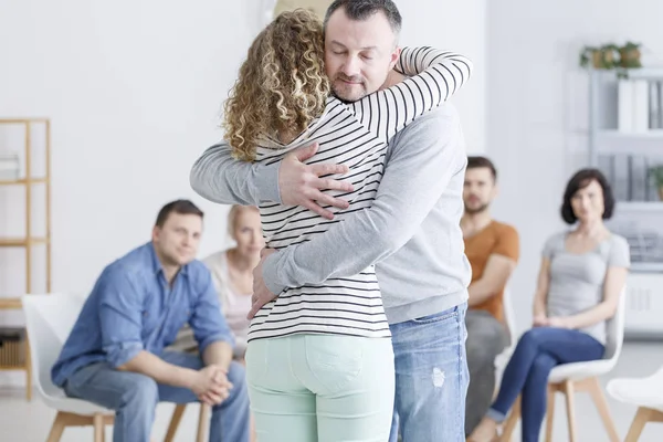 Çift odada kucaklayan