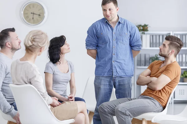 Destek grubunda konuşan adam