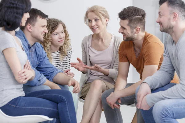 Sorrindo pessoas caucasianas brainstorming — Fotografia de Stock