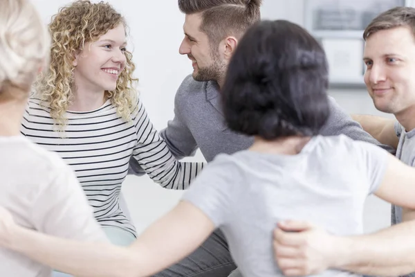 Junge Menschen in Umarmung — Stockfoto