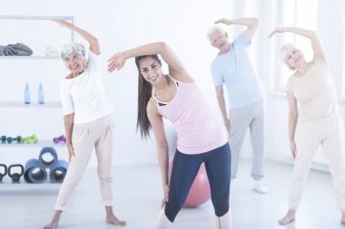 Genç öğretim üyesi ve yaşlı insanlar