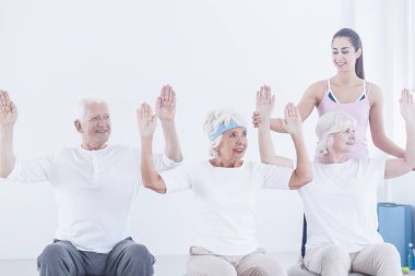 Düzeltici jimnastik sırasında yaşlı insanlar