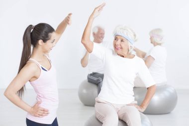 Yaşlı kadın düzgün germe