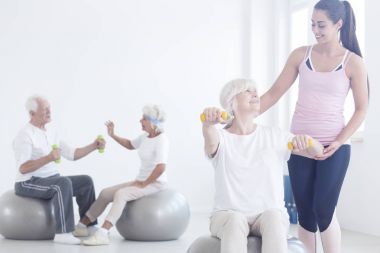 yaşlı kadın halter kaldırma