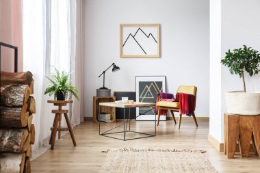 Koltuk, minimalist poster ve yakacak odun