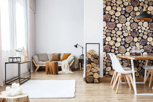 Квартира з дерев'яним колодою шпалери — стокове фото