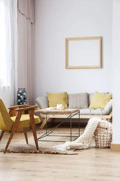 Beige och gult vardagsrum — Stockfoto