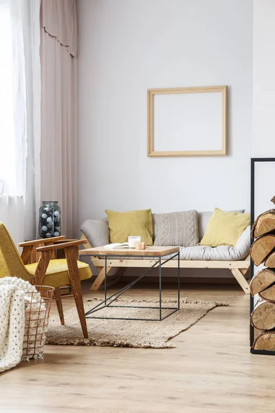Декоративна дерев'яна рамка над диваном — стокове фото