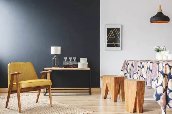 Rustik siyah ve beyaz ev