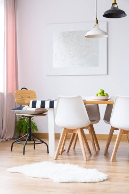 Rahat yemek salonunda kürk