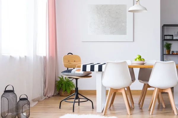 Silla clásica en la mesa de comedor — Foto de Stock