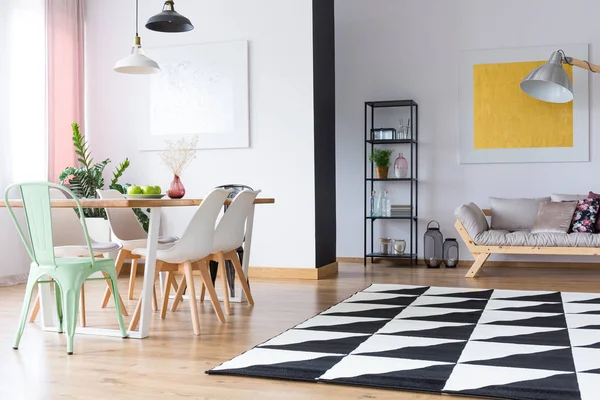 Geometrik halı ile parlak Oda