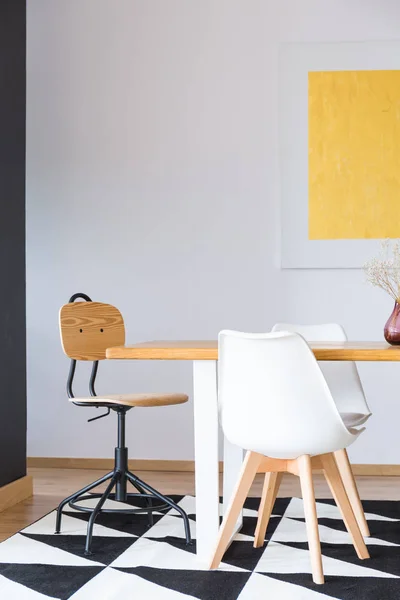 Vita stolar på geometriska mattan — Stockfoto