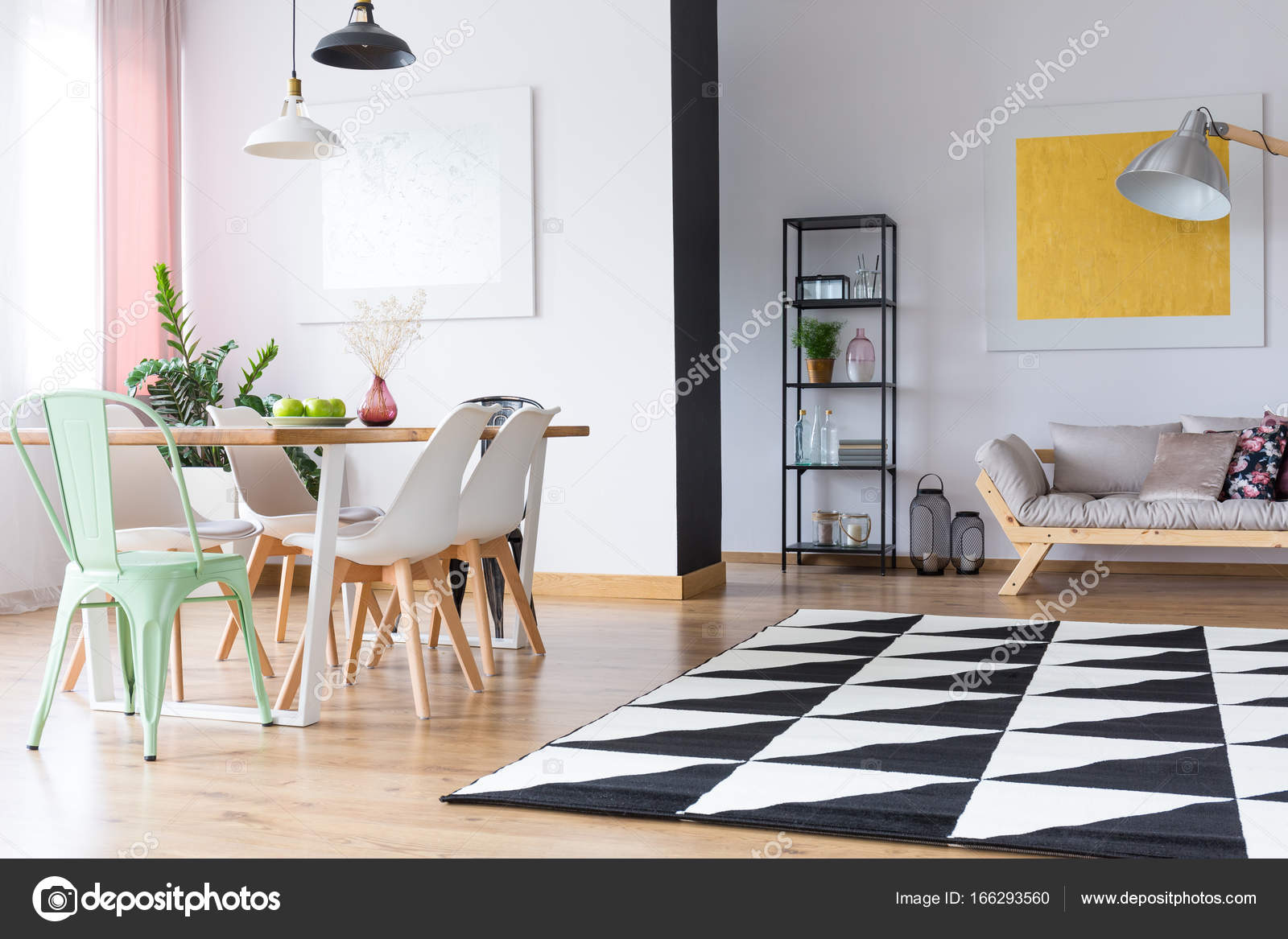 Luminoso comedor con Alfombra geométrica — Fotos de Stock ... Luminoso comedor con Alfombra geométrica — Fotos de Stock ...
