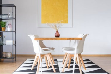 Üçgen halıda yemek masası