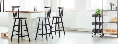 Vintage aksesuarları ile minimalist mutfak