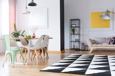 Geometrik halı ile parlak Oda