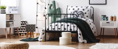 Çocuğun yatakta karanlık battaniye