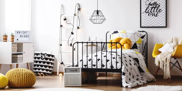 Barnen sovrummet med gula möbler — Stockfoto