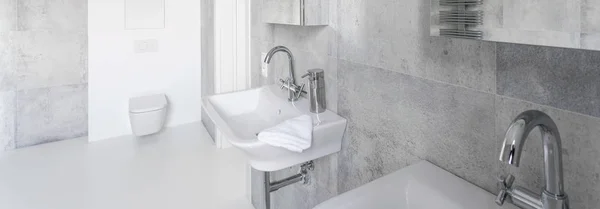 Neues minimalistisches Badezimmer — Stockfoto