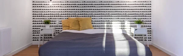 ベッドで新しいデザインのベッドルーム — ストック写真