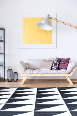 Geometrik halı ile oturma odası