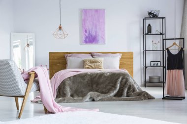 Resim asılı üzerinde Çift Kişilik Yatak