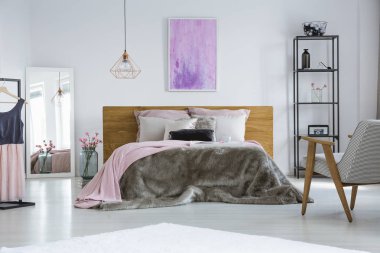 Pastel pembe minder yatak odasında