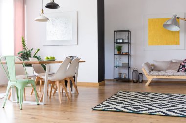 Parlak oda yemek masası