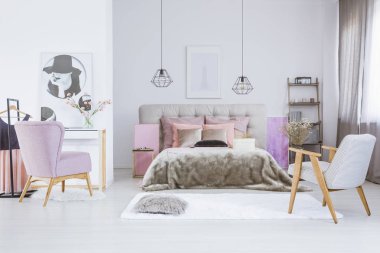 Beyaz yatak odasında moda posterler