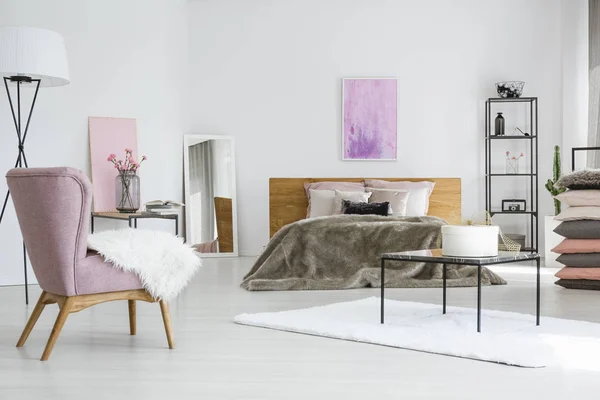 Светлая спальня с розовым оформлением — стоковое фото