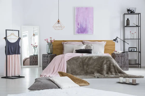 Tempat tidur ganda dengan selimut bulu — Stok Foto