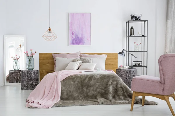 Roze accessoires in wit slaapkamer — Stockfoto