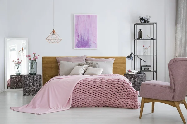 Brei de deken van vrouwelijke slaapkamer — Stockfoto