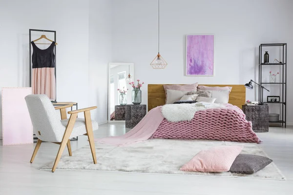 ウールの毛布とフェミニンな寝室 — ストック写真